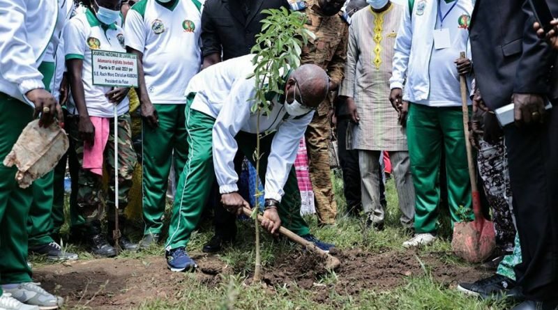 Journée nationale de l’arbre : le président du Faso met un baobab en terre