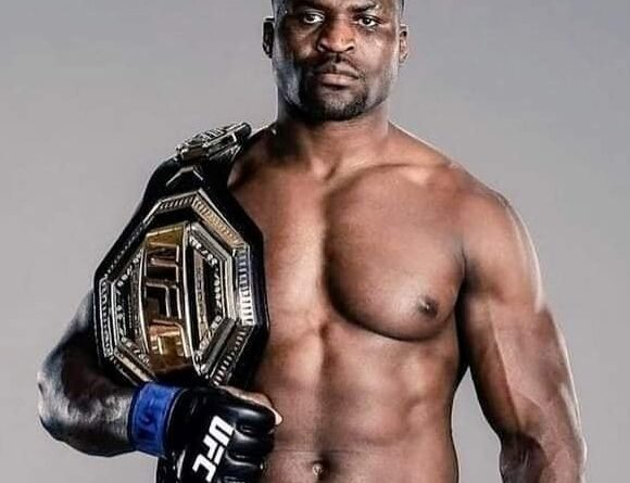 Après un combat intense, Francis Ngannou a battu le Français Ciryl Gane dans le choc des lourds à l'UFC, samedi, à Anaheim (Californie)