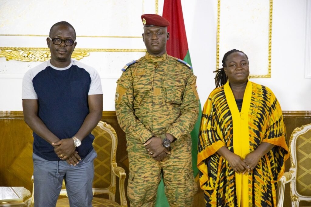 Burkina : Le président Traoré remet un important lot de matériel militaire  au ministère de la Défense